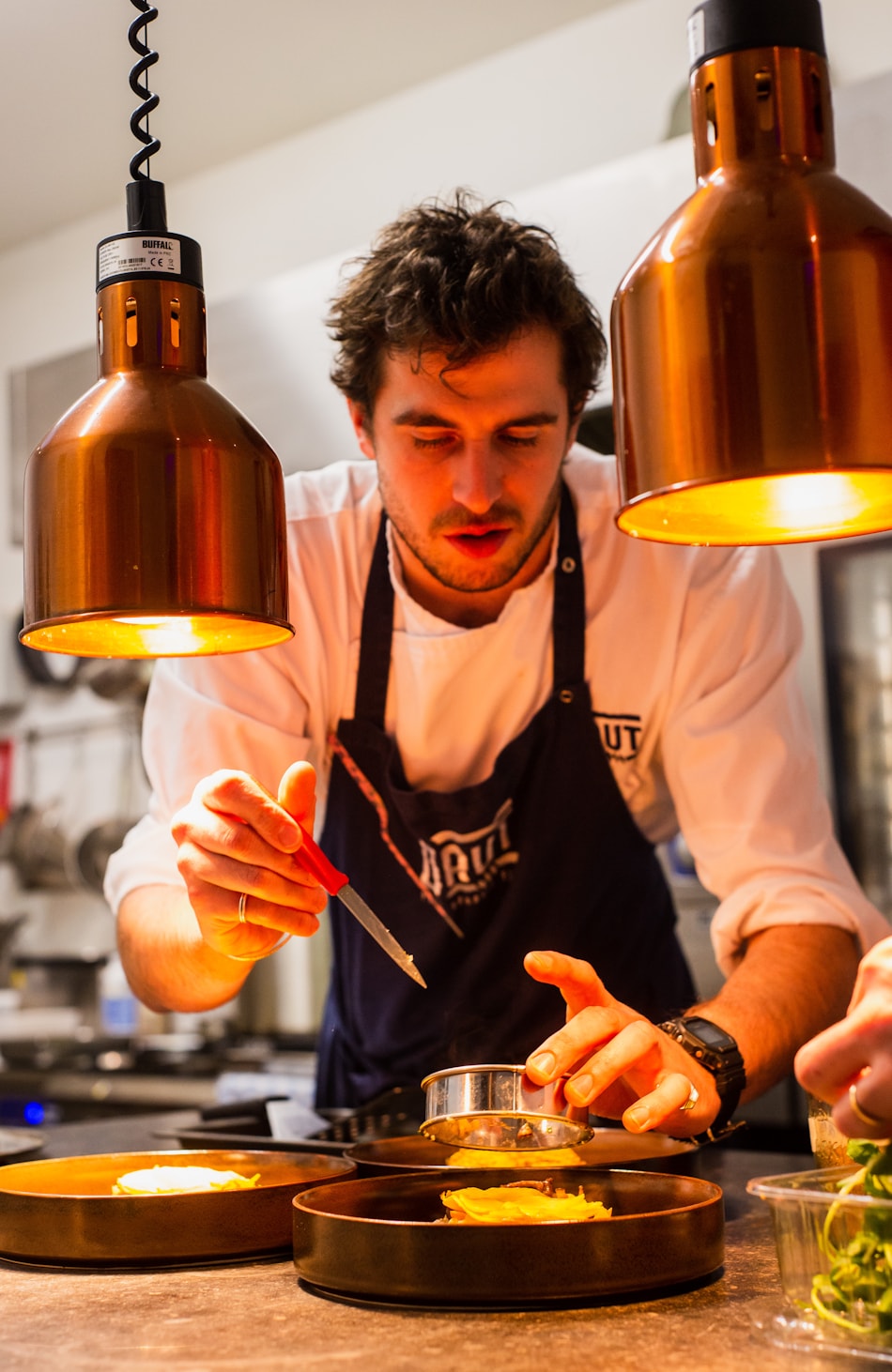 Portret van een kok in de keuken
