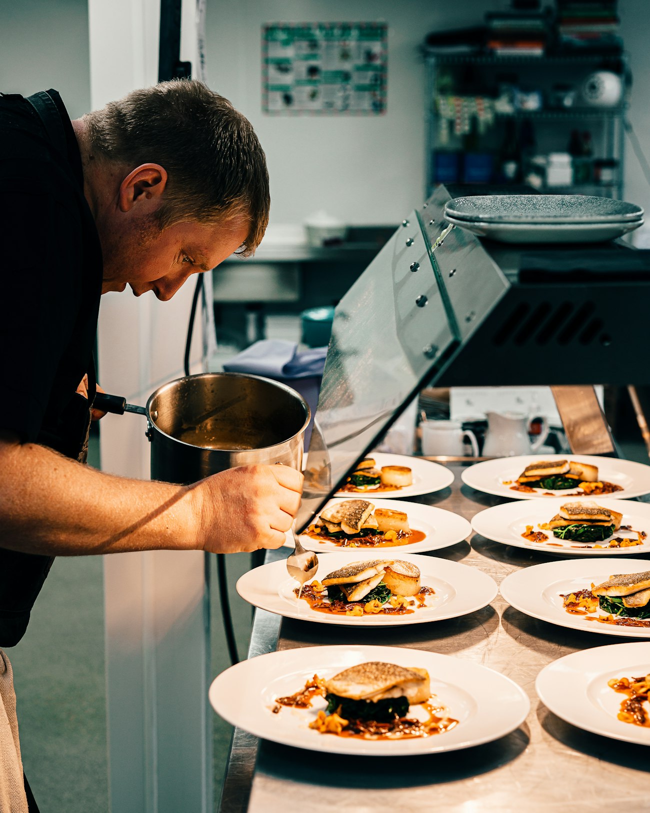 Open keuken met koks aan het werk
